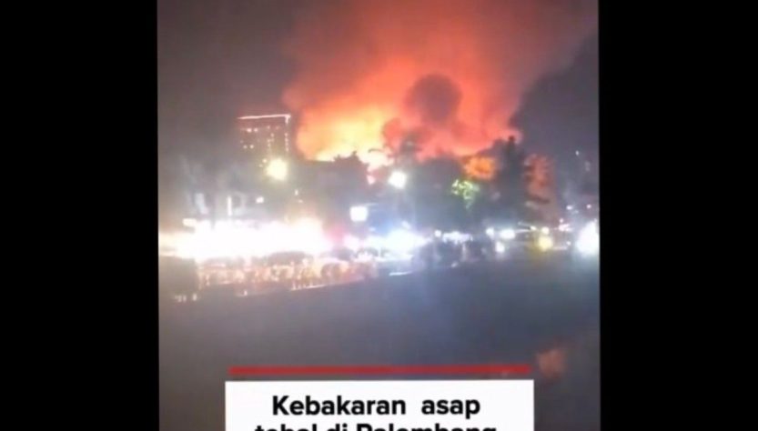 KEBAKARAN DI PALEMBANG INDAH MALL, SATU PETUGAS KEAMANAN DIRAWAT AKIBAT SESAK NAPAS 1 PALEMBANG – Kebakaran terjadi di Palembang Indah Mall (PIM), Palembang, Sumatera Selatan, pada Sabtu (30/5/2026) sore. Peristiwa yang berlangsung sekitar pukul 18.15 WIB itu sempat memicu kepanikan pengunjung setelah asap tebal terlihat keluar dari salah satu restoran di dalam pusat perbelanjaan tersebut. 1000364817